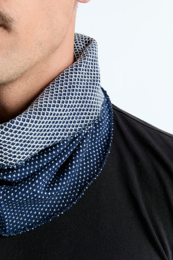 9627-109 | Unisex Scarf with Honeycomb Texture - Indigo / White